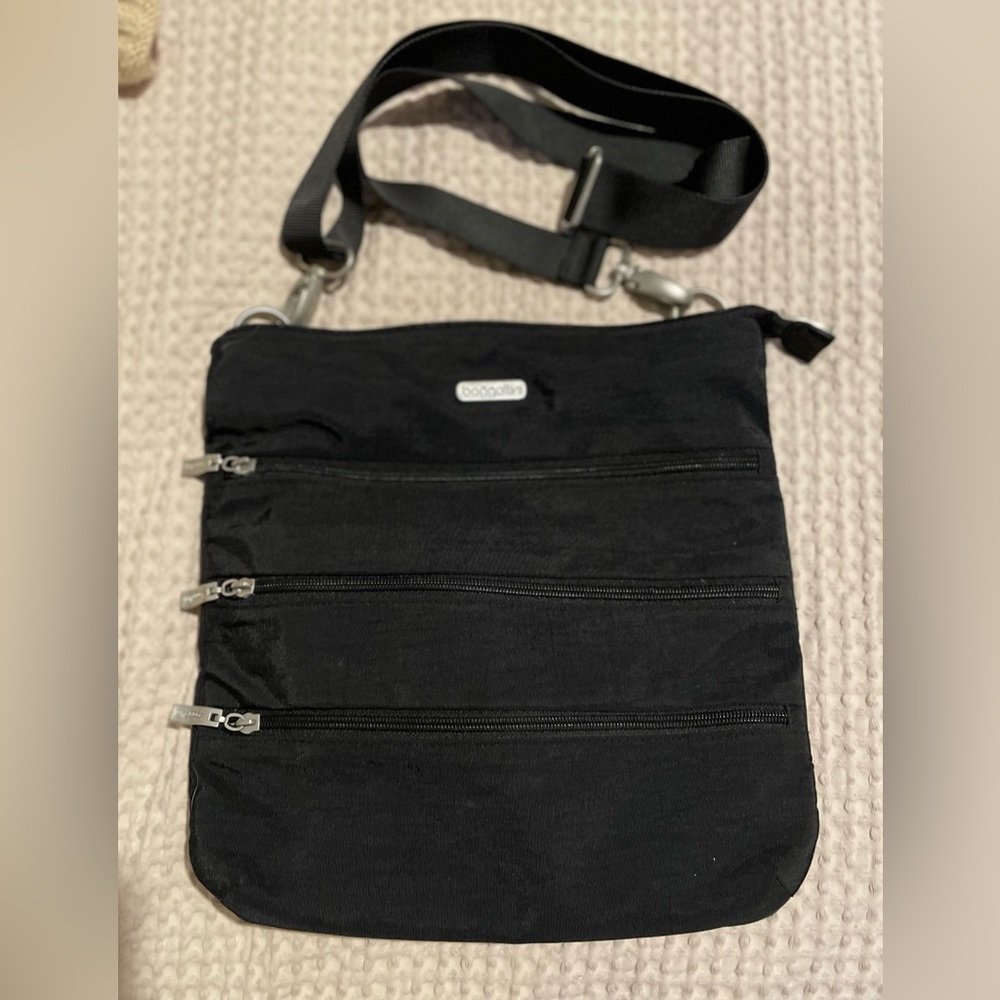 baggalini crossbody, black, zipper pockets/change purse, excellent condition